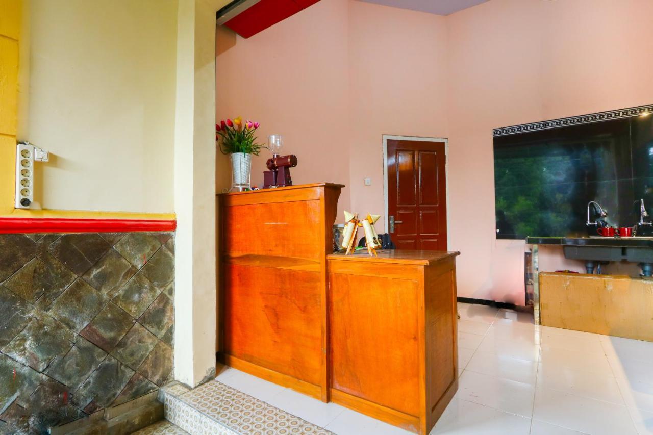 Oyo Life 3064 Mahameru Kost Putra Jember Exterior photo